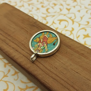 Colgante Artesanal de Plata de Ley 925 Lord Lakshmi Pintura Espiritual Única en Marcos de Vidrio Joyería de Cadena Elegante - Product Image 4