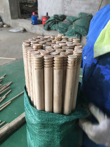 Long capuchon en plastique bâton de balai en bois bâtons de vadrouille en bois massif fil italien manche de balai en bois à vendre - Product Image 2