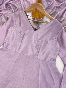 Perfectamente diseñado para combinar la estética heredada con el confort moderno, este elegante conjunto étnico de Kurti utiliza telas como Chinon Silk - Product Image 4