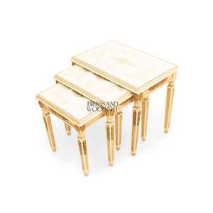 Juego de mesas auxiliares clásicas con detalles decorativos tallados en oro y patas rectas elegantes para decoración de hogares de lujo. - Product Image 2