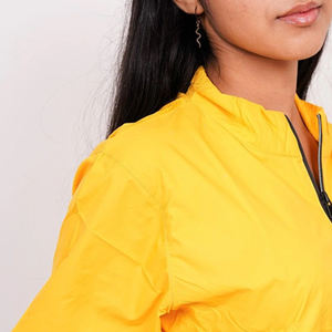 เสื้อแจ็คเก็ตวินด์เบรกเกอร์ไนลอนน้ำหนักเบาสีเหลืองสดใส แบบสวมหัว มีซิปครึ่งตัวด้านหน้า และกระเป๋าซิปแนวนอนที่หน้าอก สไตล์ลำลอง - Product Image 5