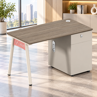 Bureau de bureau moderne avec meuble de rangement, gestion des câbles et conception modulaire pour l'espace de travail des employés