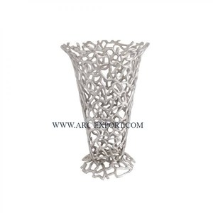 Jarrones de Flores de Aluminio Plateado Hechos a Mano de la Mejor Calidad, Diseño Elegante, Decoración de Mesa, Jarrones de Flores al Mejor Precio - Product Image 1