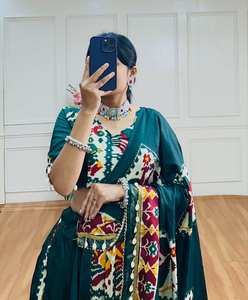 Rayonne avec soie imprimée Lehenga Choli: des détails en dentelle exquise et cauri pour une touche d'élégance dans les designs longs - Product Image 3