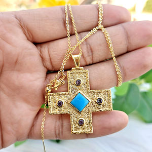 Collier pour femme plaqué or 18 carats avec pendentif croix en turquoise bleue et petits charms en améthyste CZ, chaîne en câble - Product Image 3