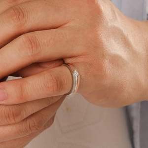 Anillo de Boda para Hombre Jeulia Amore, Dos Tonos, Corte Redondo Curvo, con Diamantes - Product Image 4