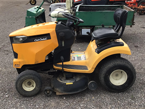 Top Rated Cub Cadet XT1 LT 250cc 2-Stroke Industrial Diesel Battery-Powered Lawn Mower - Product Image 1