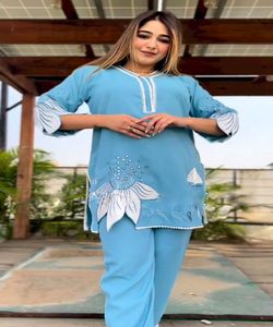 Robe moderne de style pakistanais Fusion Salwar Kameez Chic en tissu traditionnel Viscose et soie pour les fêtes - Product Image 2