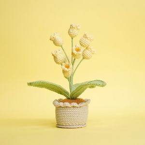 Plante en pot tricotée à la main, motif Muguet multi-têtes, style crochet, pour décoration intérieure 2024, cadeau créatif pour les enseignants et les fêtes - Product Image 3