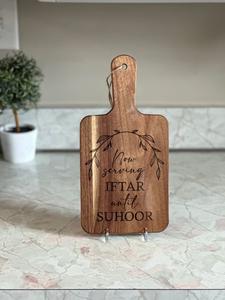 Tabla de Cortar de Madera Grabada con la Frase 'Ahora Serviendo Iftar Hasta Suhoor', Tabla Decorativa Artesanal para Cocina de Ramadán, Regalo - Product Image 4