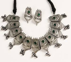 Conjunto de Joyería Étnica Plateada Oxidada con Circonita Verde para Mujer - Regalo de Boda y Compromiso - Product Image 3