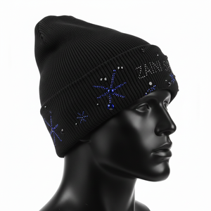 Gorro de Punto Premium para Hombre, Tejido de Canalé, 220 GSM, Suave y Cálido para Invierno, Negro con Logotipo de Pedrería Termoadhesiva, Gorro Jacquard - Product Image 3