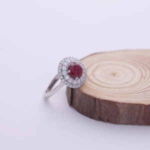Anillo de compromiso de oro blanco, rosa y amarillo de 18 quilates con doble halo de piedras preciosas rojas cultivadas en laboratorio de 2.21 quilates y diamantes redondos para mujer - Product Image 2