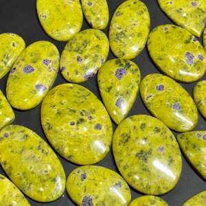 Lot en gros de cabochon d'atlantisite vert naturel de qualité AAA, forme merveilleuse pour l'artisanat - Product Image 1