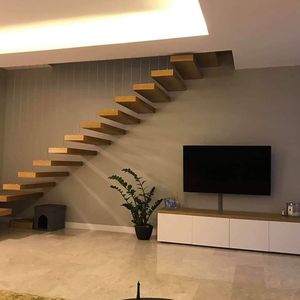 <span class=keywords><strong>Escalier</strong></span> flottant d'entrée majestueux sur mesure, conçu avec une poutre monolithique <span class=keywords><strong>en</strong></span> cascade et des jardinières intégrées - Product Image 1