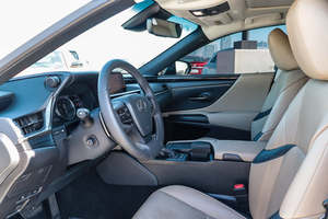 Lexus ES Hybrid 300h Sedán 2021 Usado, Rentable, Bajo Kilometraje, Tracción Delantera - Product Image 3