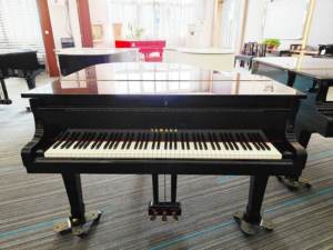 Piano à queue Yamaha G1B 88 touches en bois massif, design classique avec un son acoustique riche pour la scène et le studio, haute performance - Product Image 6