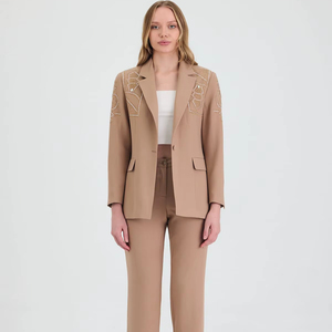 Ensemble de costume beige pour femmes de qualité supérieure avec blazer et pantalon à épaules cloutées pour femmes vêtements de bureau tissés de luxe perlés/prêts à être expédiés - Product Image 1