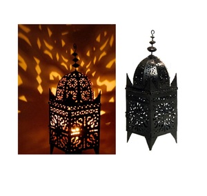 Lanterne suspendue en fer de conception fantaisie de qualité supérieure avec bougeoir ajusté en verre de couleur personnalisée pour la décoration de la maison - Product Image 1