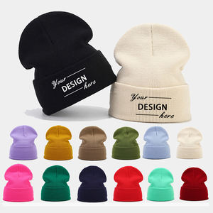 Bonnet ajusté avec écusson haut de gamme à logo personnalisé tuques en acrylique multicolore pour l'hiver design unique avec logo personnalisé - Product Image 1