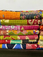 Vente en gros lot indien Vintage Patchwork Sari Kantha jette unique en son genre fait à la main en coton réversible Twin Kantha Quilts à vendre