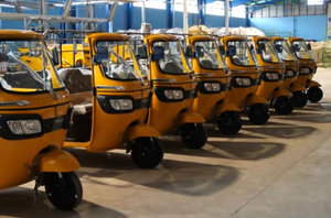 รถสามล้อเครื่องยนต์เบนซิน ORIGINAL NEW TVS King Deluxe รุ่น 3 ล้อ สีเหลืองทอง - Product Image 3