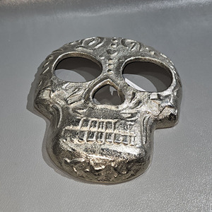 Cara de aluminio de mesa con escultura Helloween plateada para decoración ocasional para candelabros, farolillos y tarros de velas - Product Image 3