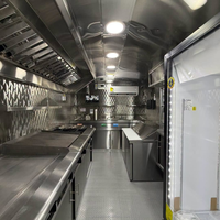 Remorque de restaurant mobile commerciale avec plaque chauffante, friteuse, évier, hotte d'extraction et système de caméra pour festivals, marchés et parcs alimentaires
