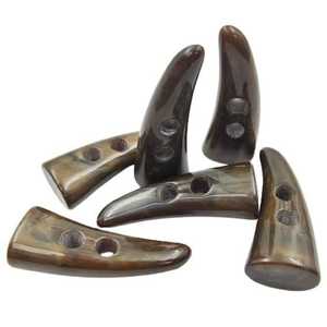 Corne de buffle naturelle de style moderne Bouton à bascule Rectangle Corne en résine pour vêtements et vêtements Production directe en usine - Product Image 1