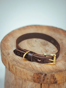 Collier de chien en cuir marron foncé gaufré de luxe de 20mm avec décoration de rivet solide à motif floral personnalisé - Product Image 4