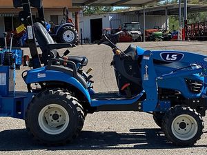 รถตักล้อยาง LS Compact Backhoe Loader 4x4 ขนาดเล็ก พร้อมอุปกรณ์ตักด้านหน้าและขุดด้านหลัง สำหรับใช้งานในงานก่อสร้างฟาร์ม - Product Image 3