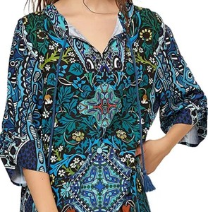 Haut imprimé numérique en soie multicolore à col montant avec cordon de serrage et pompon, longueur mini, pour femme, collection été 2026 - Product Image 6