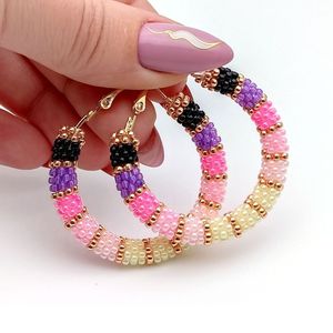 Boucles d'oreilles créoles faites à la main avec des motifs de perles de rocaille géométriques pour coiffer des cerceaux perlés Boho créatifs dans des nuances inspirées de la nature - Product Image 6