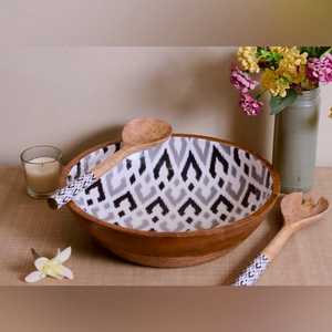 Ensaladera de madera Premium con trabajo de esmalte intrincado ecológico y hecho a mano con servidores a juego para presentación de mesa - Product Image 2