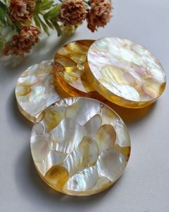 Posavasos Decorativos Contemporáneos de Madreperla Diseñados para Elevar la Presentación de la Mesa con un Sutil Brillo Perlado - Product Image 1
