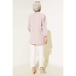 Chaqueta de mujer con mangas plegadas y detalles de bolsillo de piedra - Product Image 1