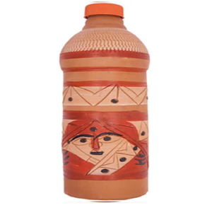 Botella de agua de arcilla de terracota con arte tribal con representación de una cara y tapa de rosca de plástico naranja disponible al por mayor - Product Image 1