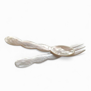 Fourchette artisanale en nacre pour la restauration fine, les desserts et la présentation de table, fabriquée au Vietnam - Product Image 3