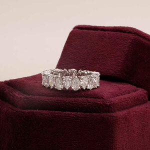 Bague de mariage éternelle en diamant de laboratoire taille poire North South, certifiée sans conflit - Product Image 1