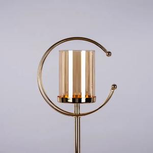 Candelabro de latón moderno de excelente calidad para crear vibraciones cálidas y elegantes en casa o en eventos disponibles a un precio asequible - Product Image 3