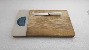 Blocs à découper en bois de conception de résine époxy à usage domestique planche à fromage artisanale indienne avec logo personnalisé vente en gros de bois de manguier à découper - Product Image 6