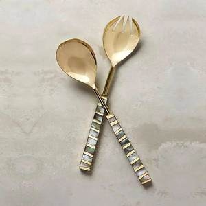 Serveur à salade en métal fini or à la mode avec manche en bois d'acacia pour la maison et la table de mariage cuillère et fourchettes de service - Product Image 3