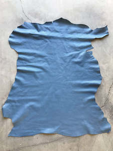 Venta al por mayor de cuero de vaca genuino suave esconde piel de serpiente en relieve azul artesanía de alta calidad para zapatos sofás muebles de cuero OEM - Product Image 2