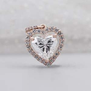 Colgante de Diamantes con Halo de Oro Rosa en Forma de Corazón Romántico, Certificado por IGI, Joyería de Lujo - Product Image 1