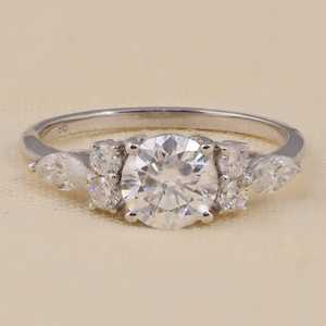 Anillo de Compromiso con Diamante Cultivado en Laboratorio Redondo en Plata de Ley/Platino/Oro Claridad VS1 Color F/EF - Product Image 3