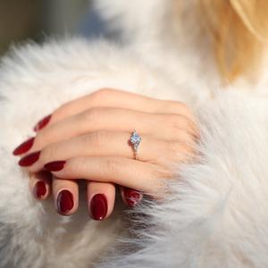 Bague de fiançailles CZ coupe ovale 8x6mm | Bague de mariée en cinq pierres pour femmes | Fournisseur en gros de bijoux d'anniversaire de mariage en argent - Product Image 2