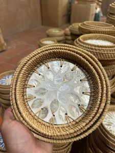 Plateau en rotin naturel avec centre en nacre incrusté artistique pour utilisation sur table à manger Vietnam - Product Image 3