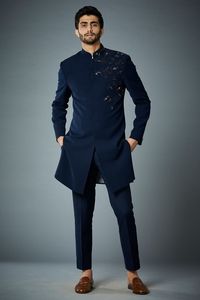 HERMOSO NOVIO NAVY SHERWANI & PANT VESTIDO CON DISEÑADOR CUENTAS DE CRISTAL EMBELLECIDAS, PIEDRA, TRABAJO DE DABKA PARA BODA = 2025 - Product Image 2
