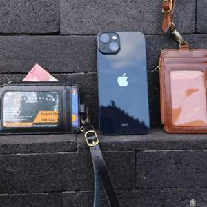 Porte-cartes d'identité professionnel en cuir véritable avec cordon de cou, affichage transparent sécurisé et plusieurs emplacements, fabriqué à la main en Indonésie - Product Image 2