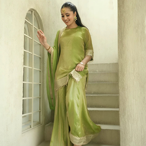 Top de seda Fendy con bordado de lentejuelas y trabajo de espejo real, y pantalón plazzo de seda Fendy con dupatta de seda. - Product Image 1